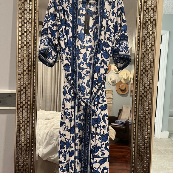 Beautiful blue and white kimono - Picture 1 of 3